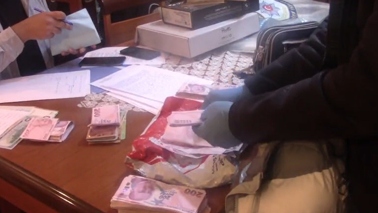 Operasyonlarda Birçok Para Ve Dijital Materyal Ele Geçirildi