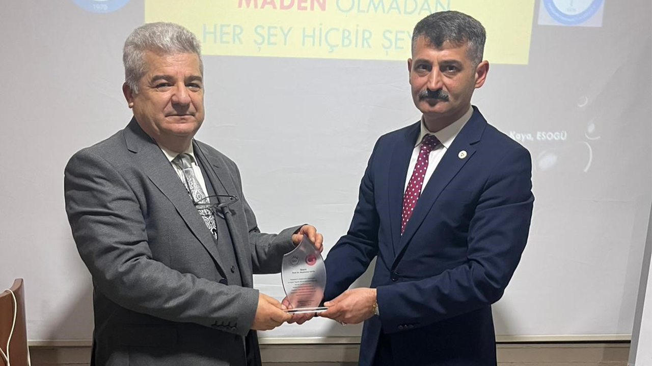 Program Sonunda Plaket Takdim Edildi