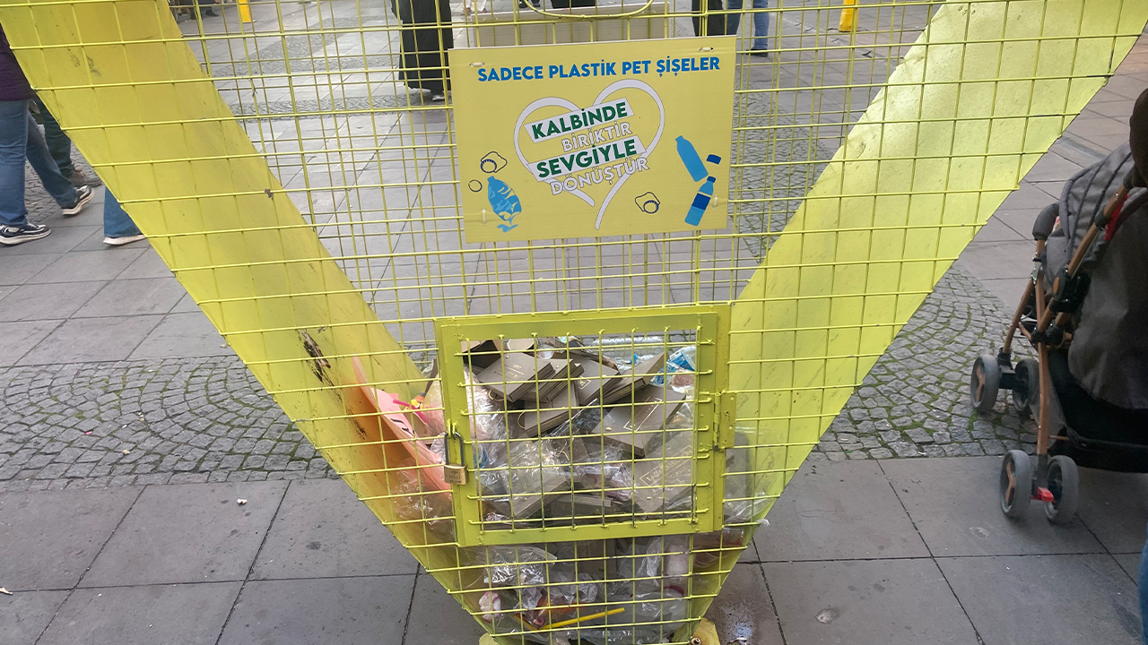 Sadece Plastik Pet Şişiler Yazısı Dikkat Çekti