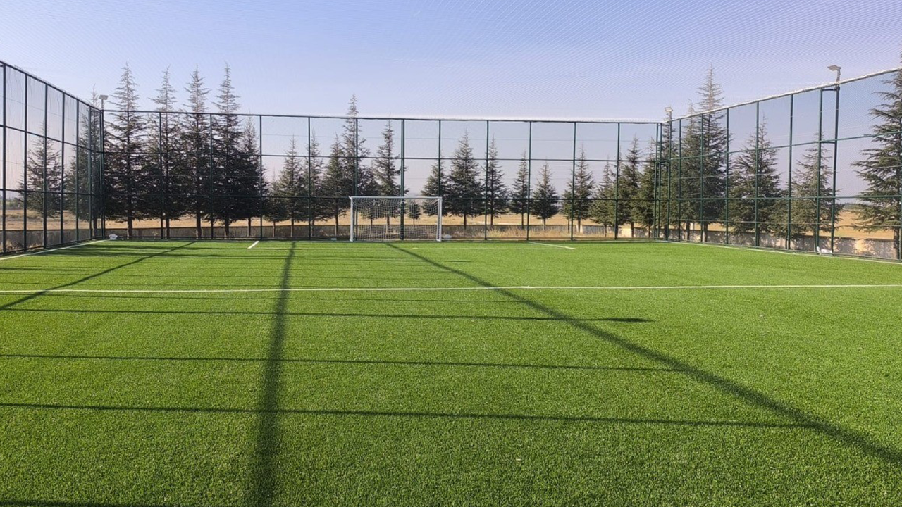 Sentetik Çim Yüzeyli Halı Sahalar Yapılıyor