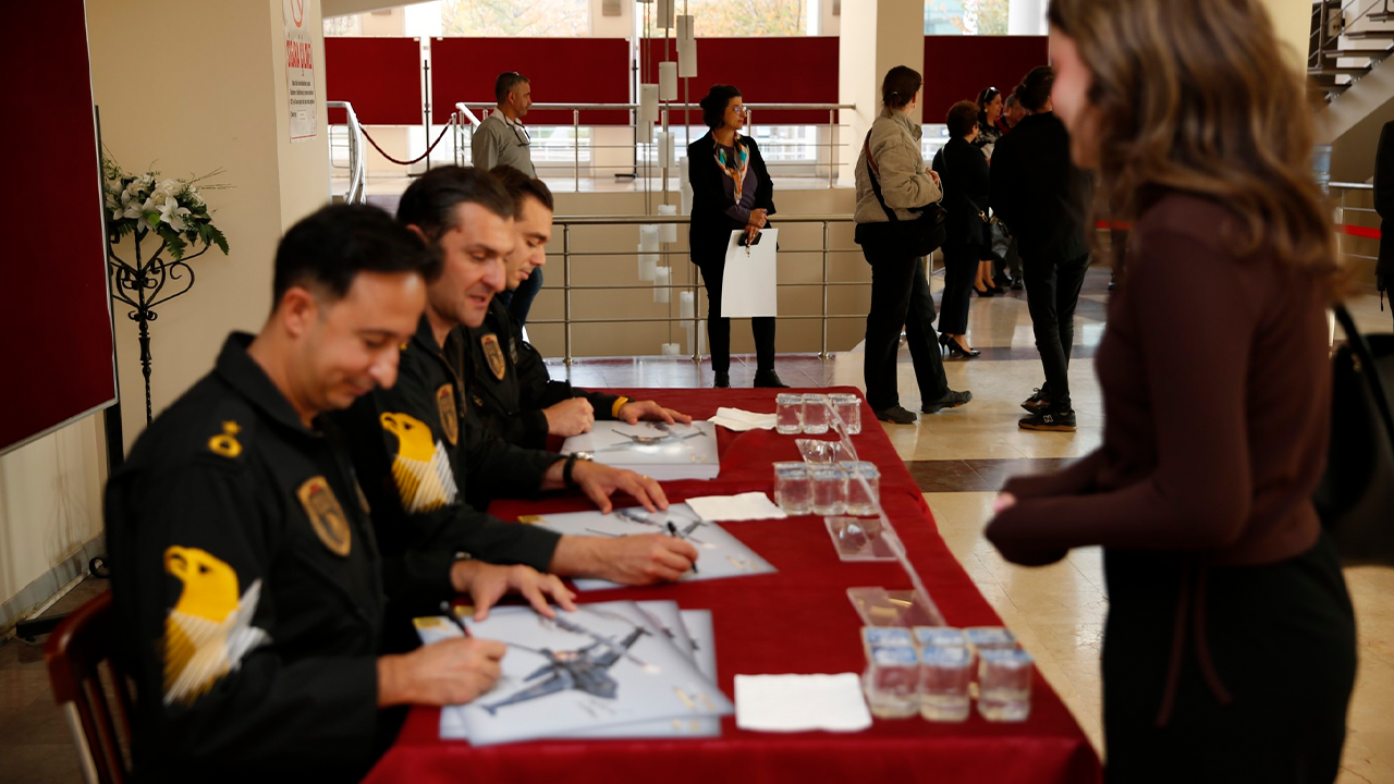 Solotürk Pilotları Öğrencilerle Buluştu