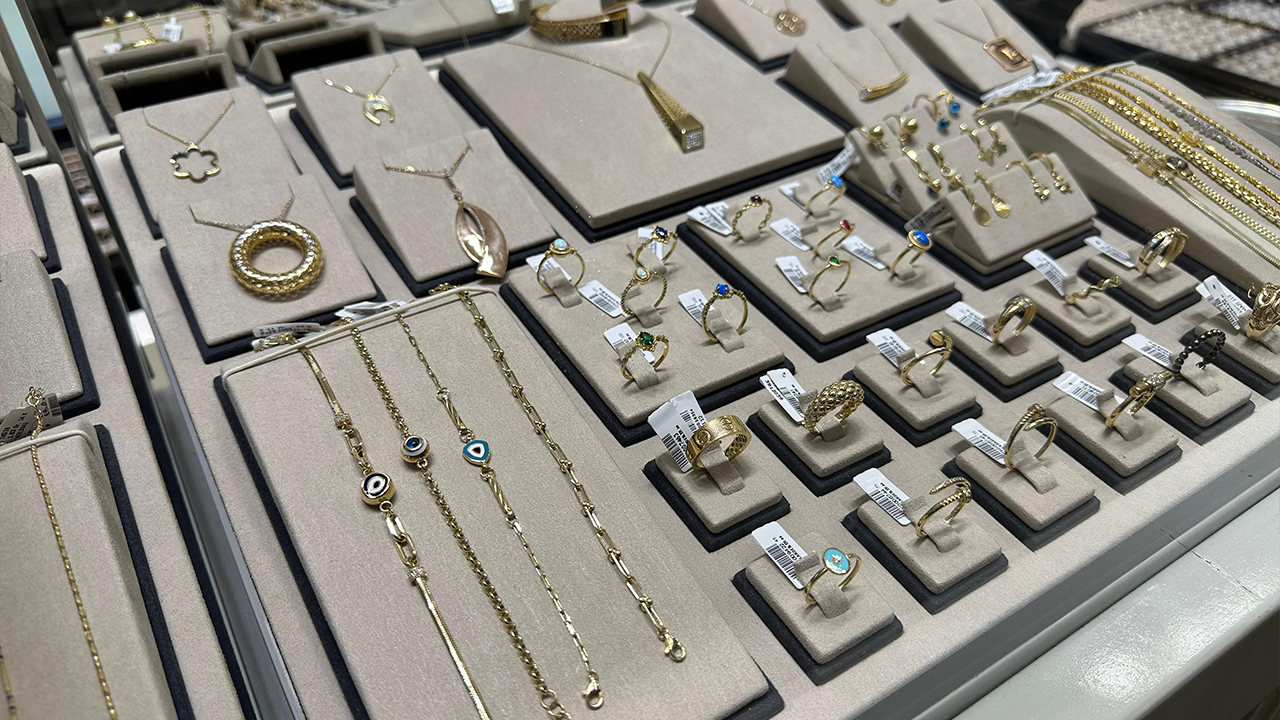 Takılar Vitrindeki Yerini Aldı