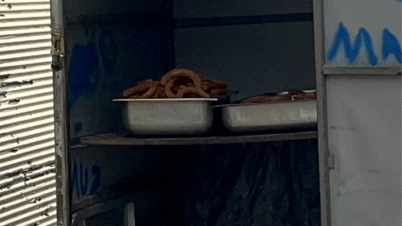 Tatlılar Bir Süre Açıkta Bırakıldı