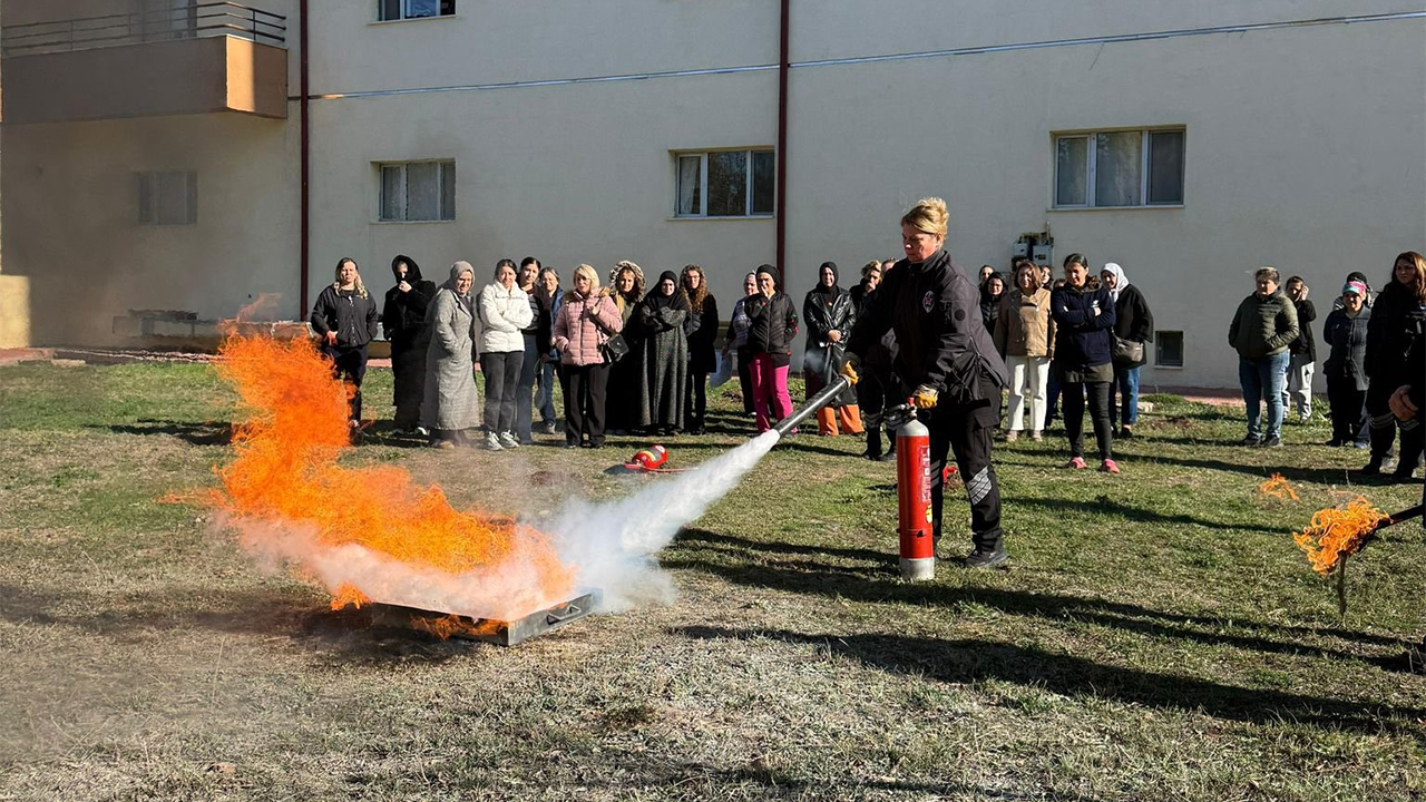 Uygulamalı Olarak Yangın Söndürme Eğitimi Verildi