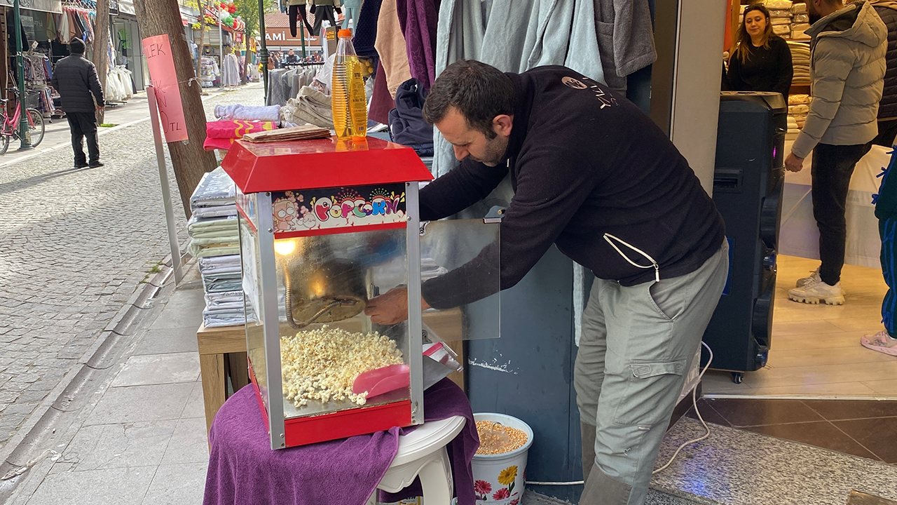 Vatandaşlara Patlamış Mısır Ikram Ediliyor