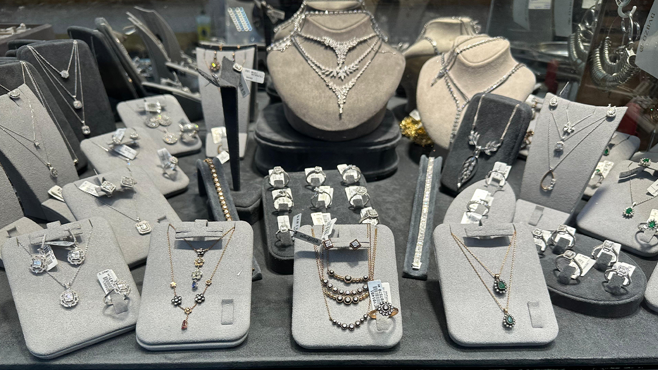 Yılmazlar Kuyumculuk'ta Şık Tasarım Takılar Vitrinlerde