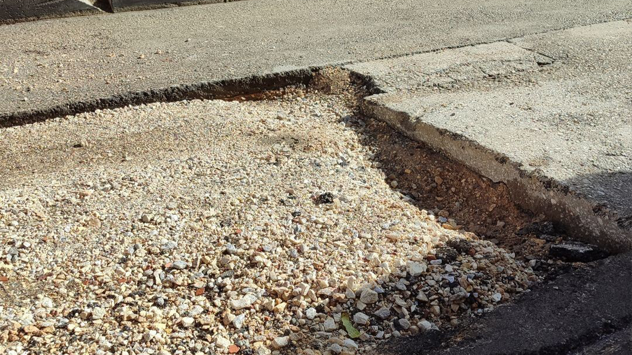 Yolda Oluşan Bazı Çukur Alanların Görüntüsü