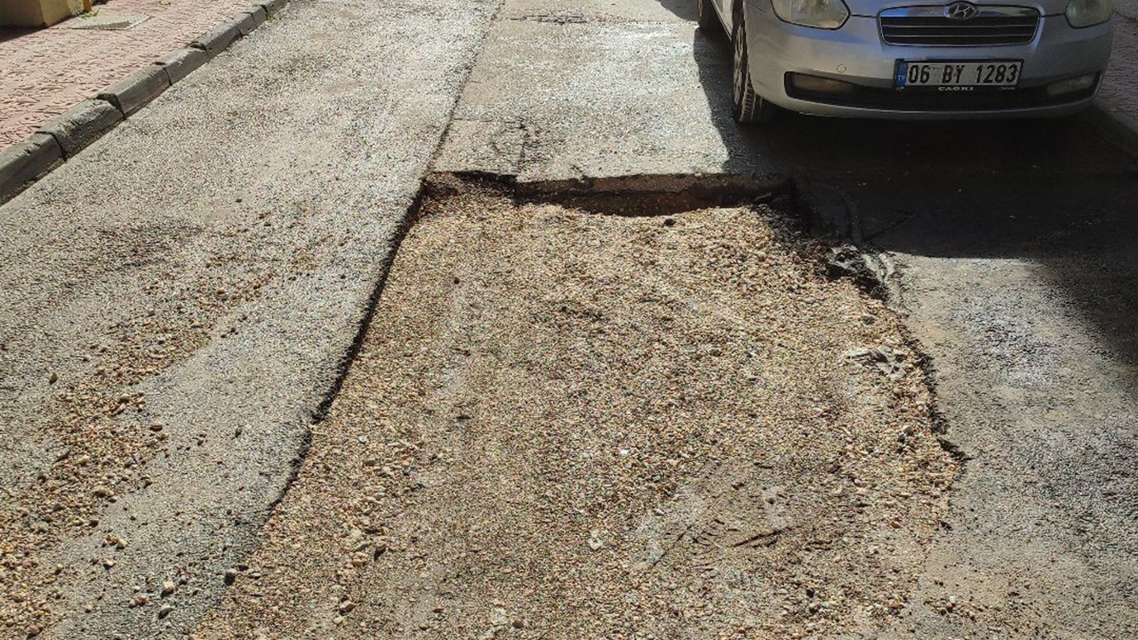 Yoldaki Çukurlar Hayatı Zorlaştırıyor