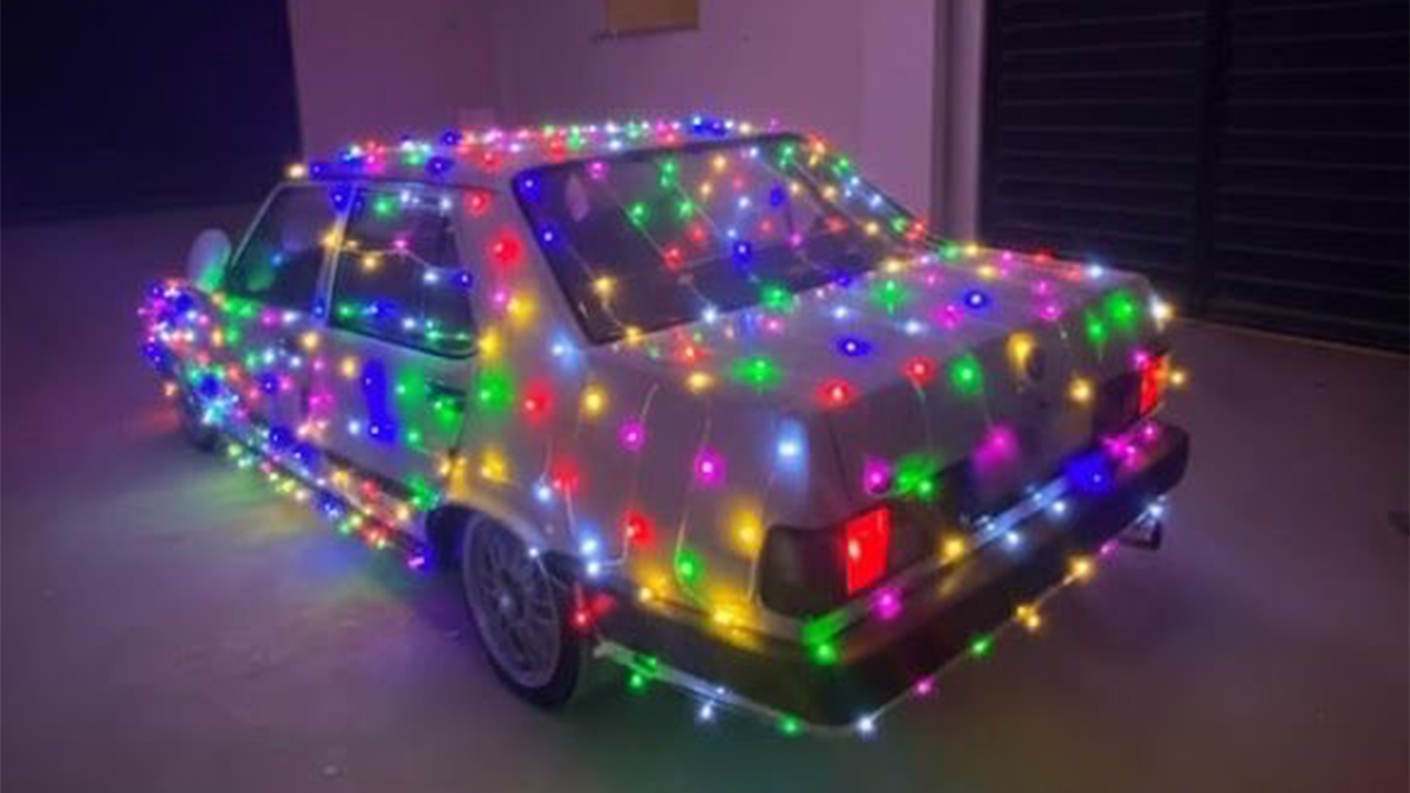 Araç Renkli Işıklarıyla Görenlerin Ilgisini Çekti