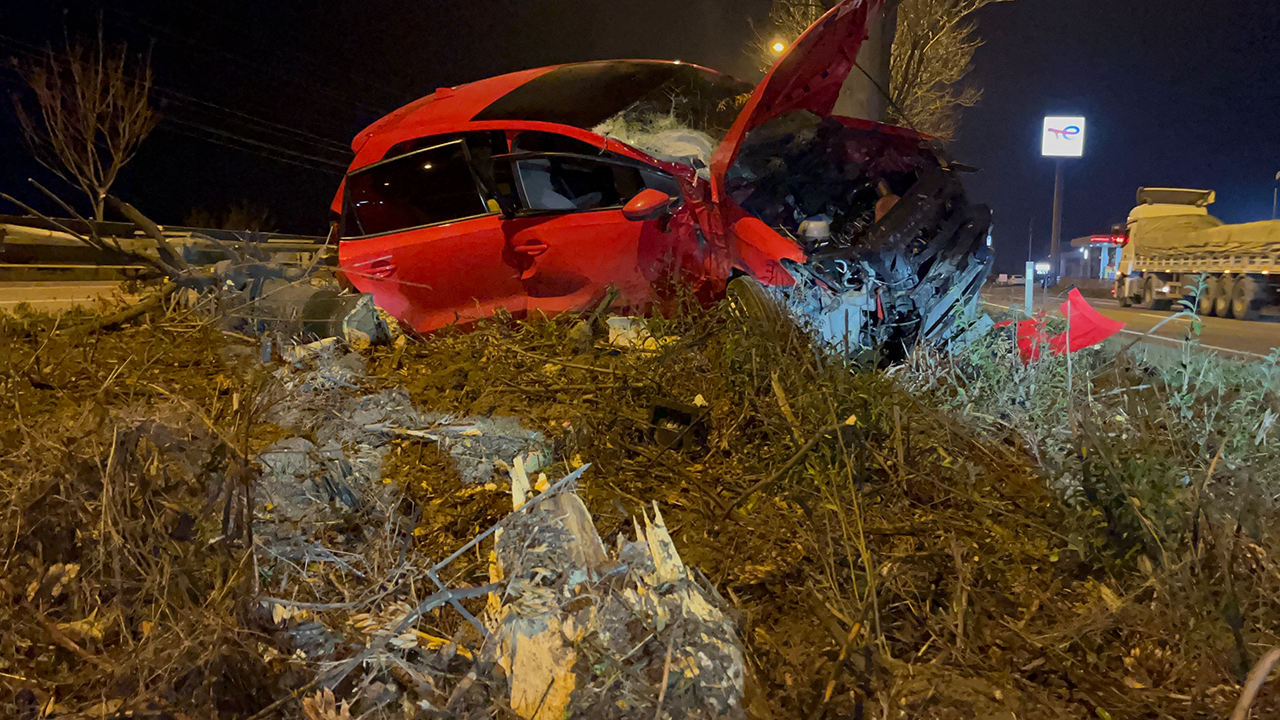 Araçta Büyük Çapta Hasar Oluştu Sürücü Sıkıştı