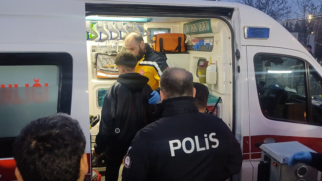 Bıçakla Yaralanan Çocuk Hastaneye Götürüldü