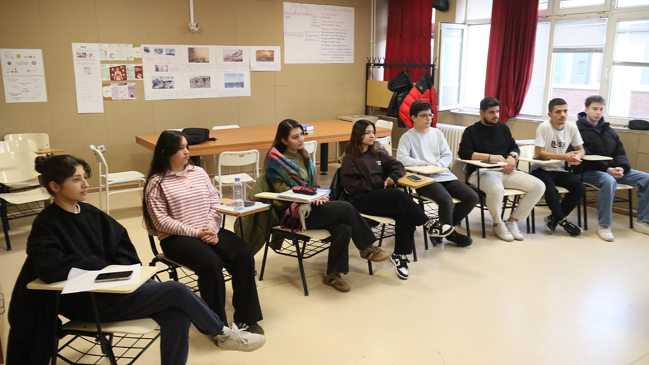 Birçok Öğrenci Eğitimlere Devam Ediyor