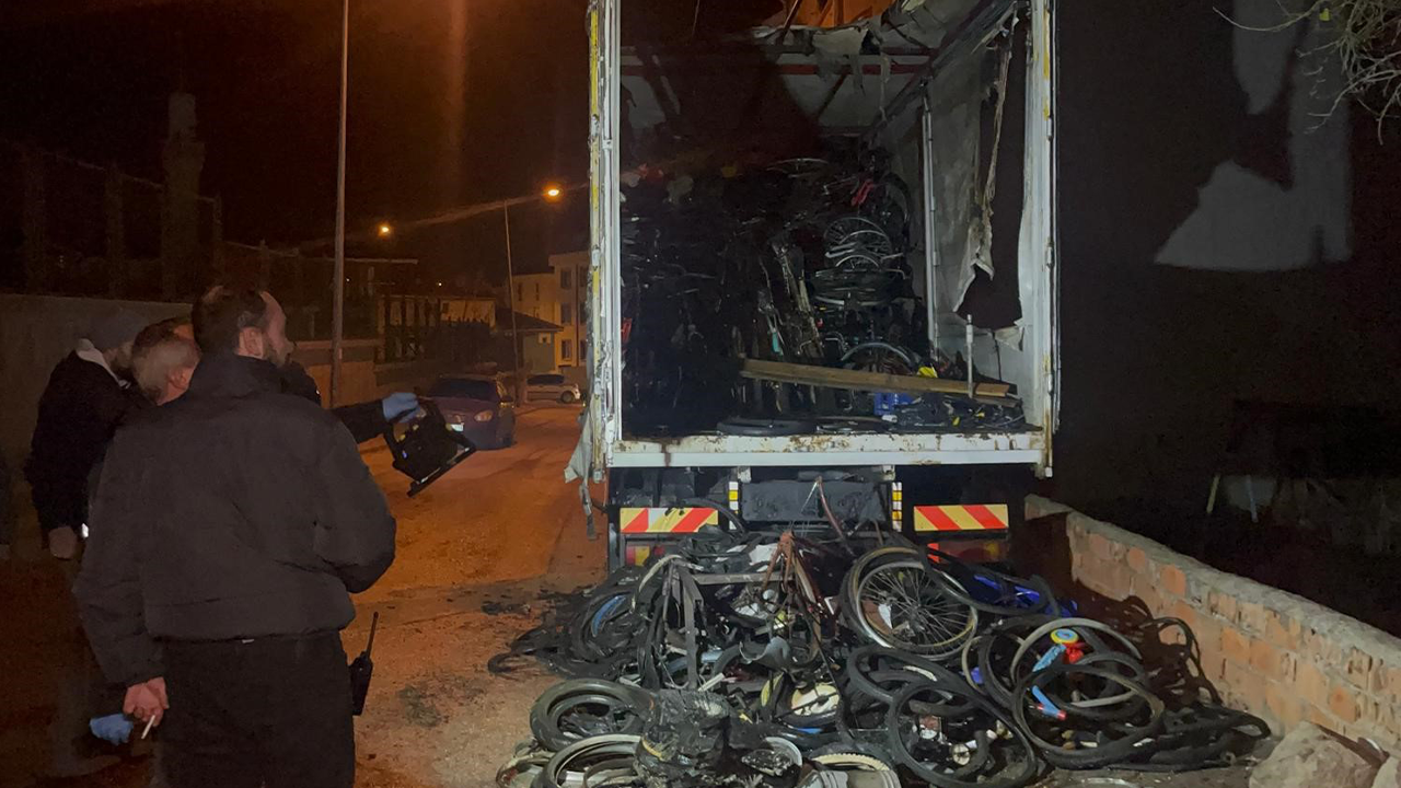 Bisiklet Yüklü Kamyon Alev Aldı
