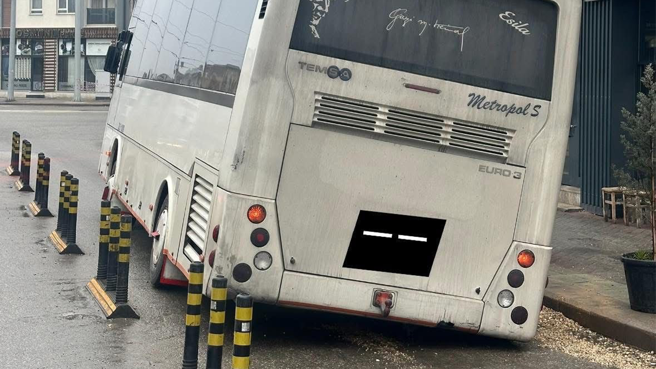 Cadde Üzerindeki Çukur Dikkat Çekti