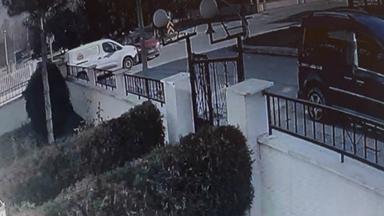 Çarpışma Sonucu 2 Araçta Hasar Meyedana Geldi