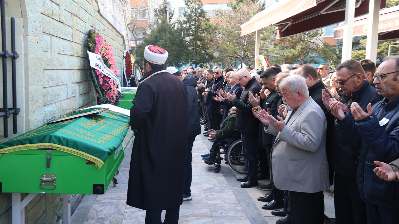 Cenaze Törenine Birçok Kişi Katıldı