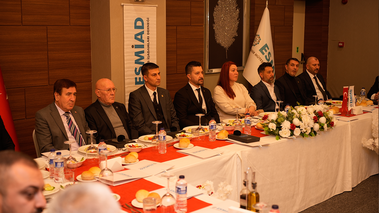 Esmi̇ad’da Bayrak Değişti Başkanlığa Sinlenmez Geldi-1