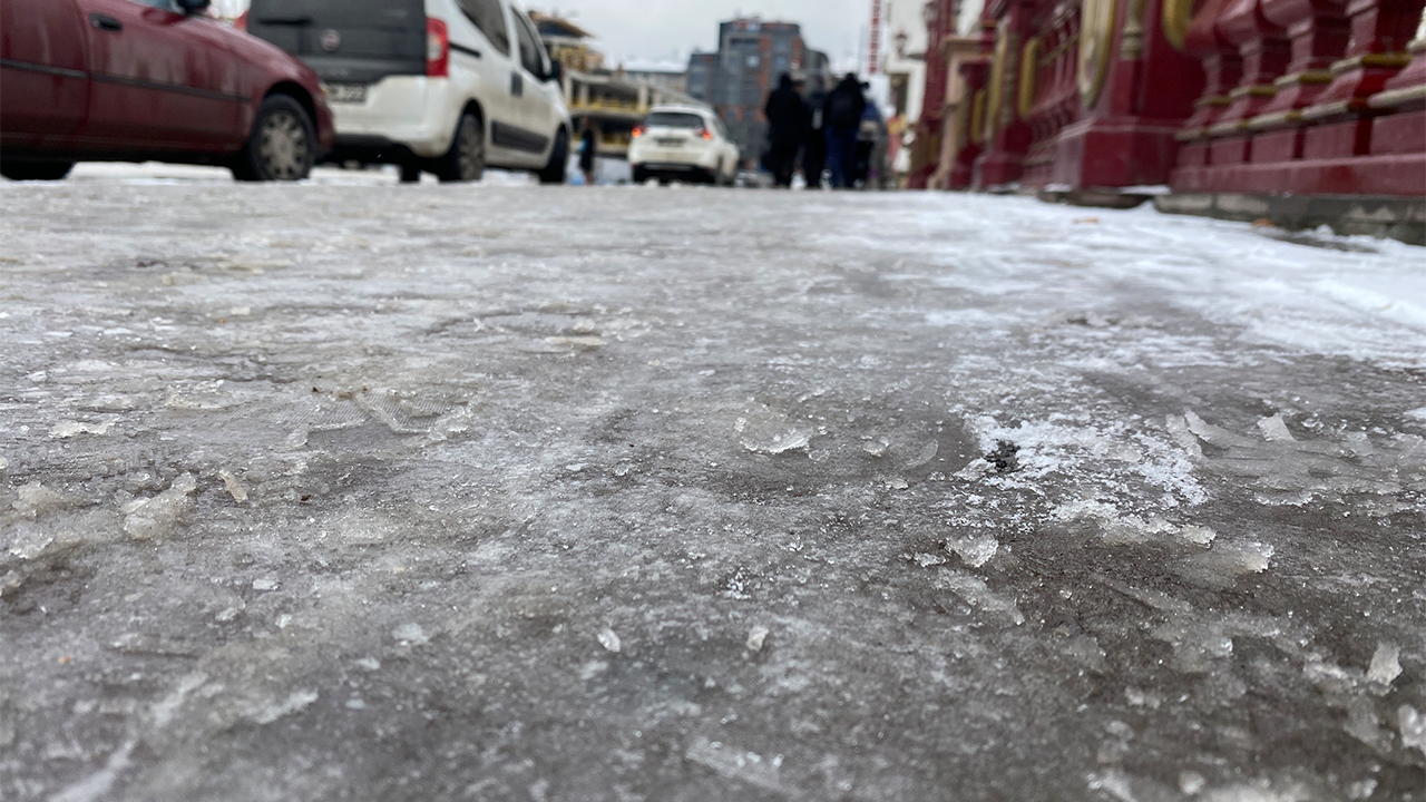 Kaldırımlar Buzla Kaplandı