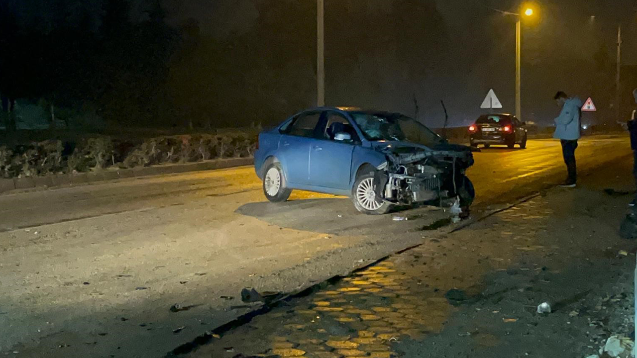 Kaza Yapan Araçlardan Bir Tanesi Kullanılamaz Hale Geldi