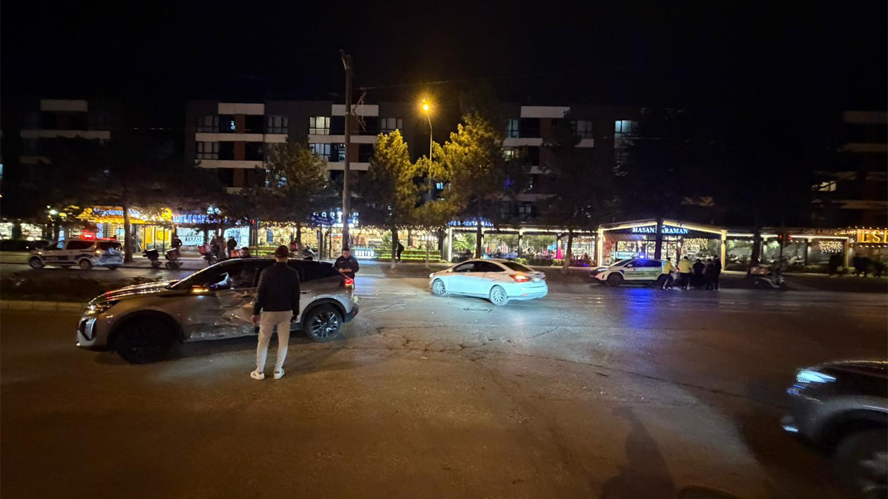 Motorlu Sürücü Araca Yandan Çarptı