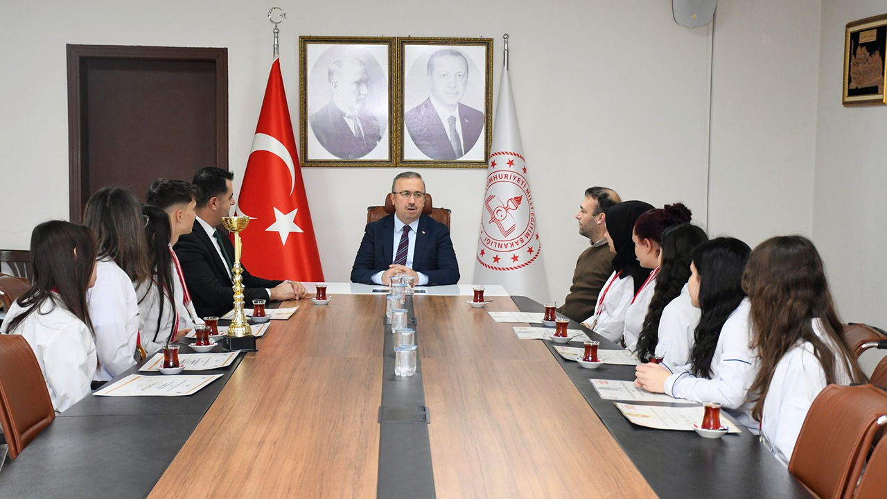 Öğrencilerden İl Millî Eğitim Müdürü Sinan Aydın'a Ziyaret