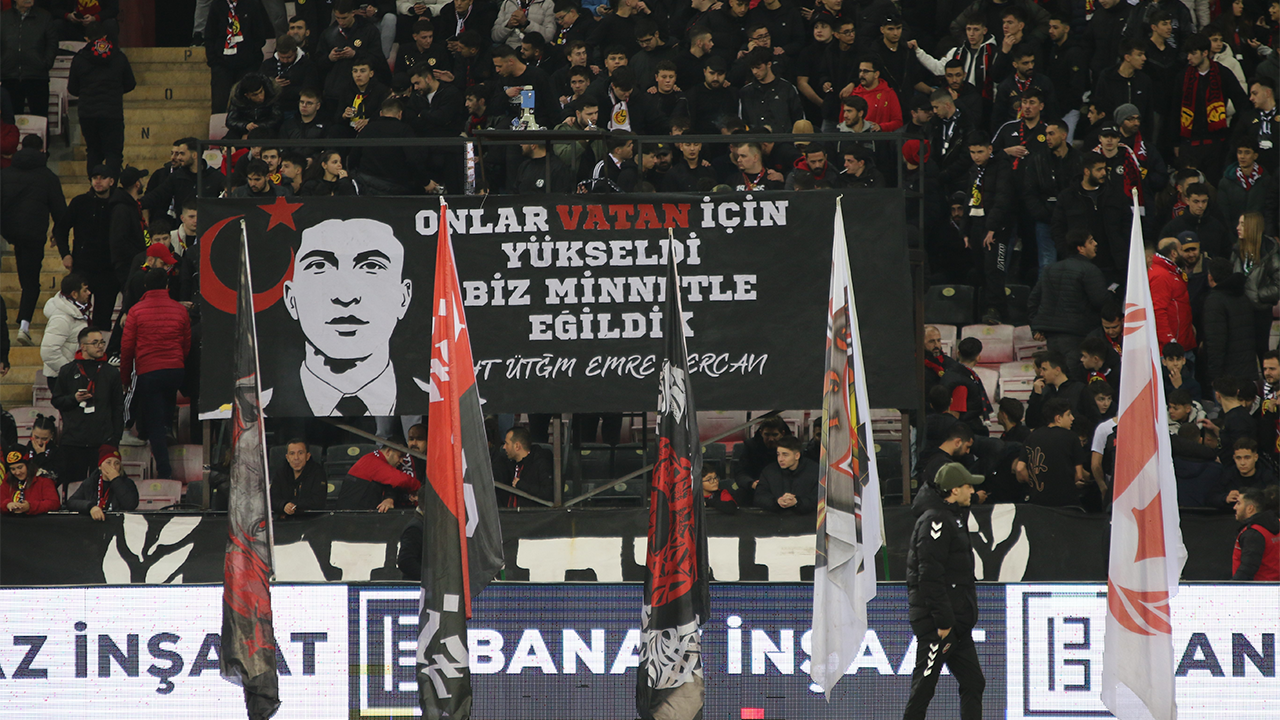 Şehidimiz Için Anlamlı Pankart