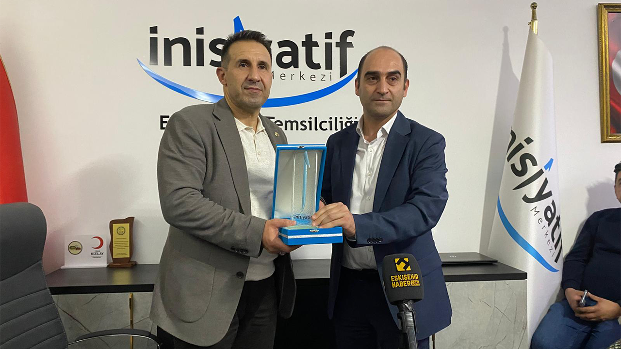 Söyleşi Sonunda Plaket Ve Hediyeler Takdim Edildi