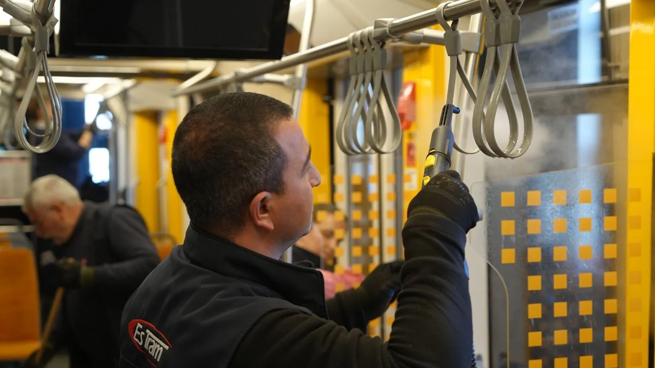 Tramvaylarda Detaylı Temizlik Yapılıyor