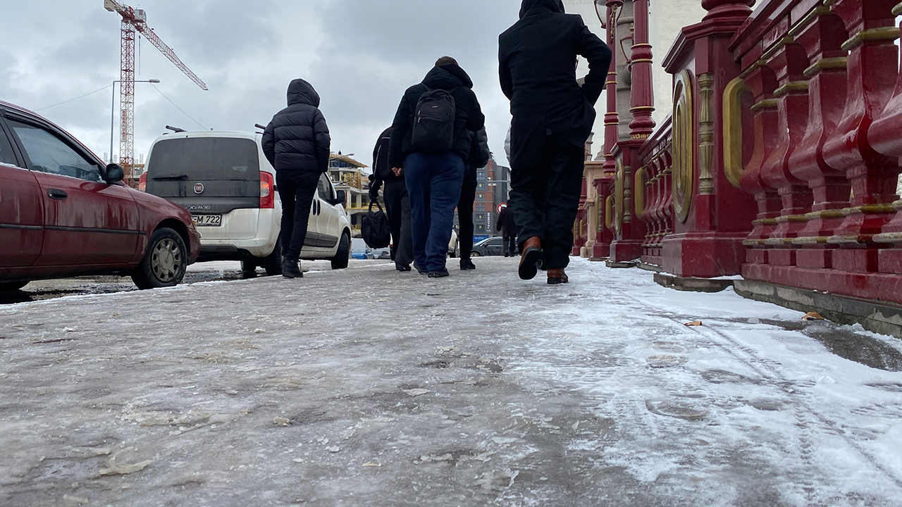 Vatandaşlar Buz Nedeniyle Yürümekte Zorluk Yaşadı