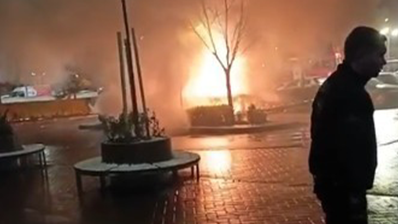 Yangında 2 Otomobil Kullanılamaz Hale Geldi