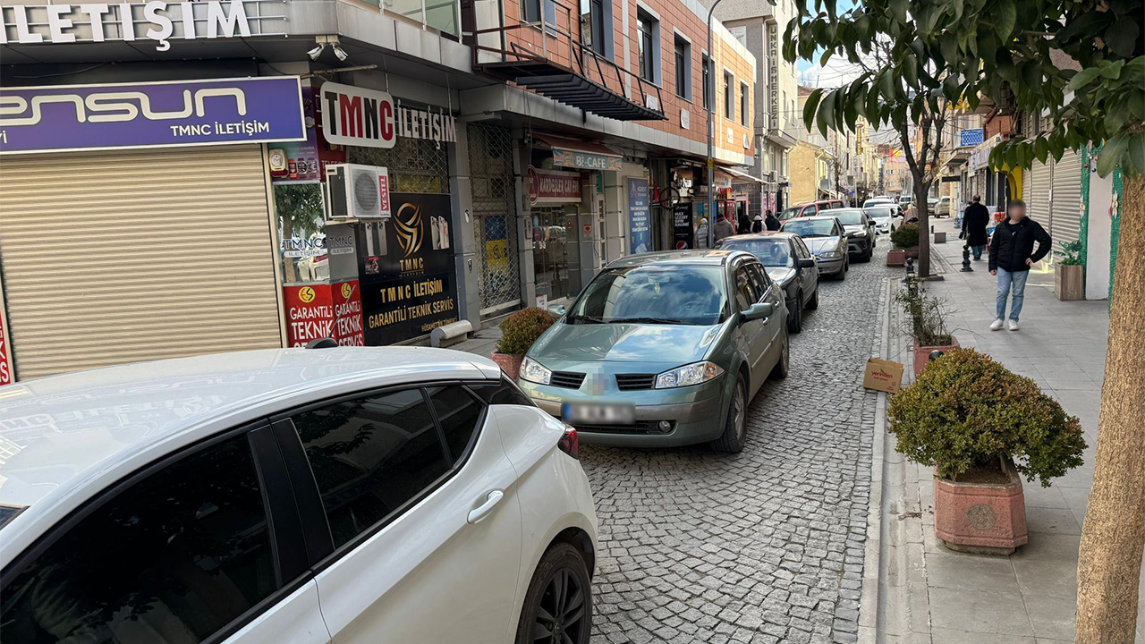 Ara Sokakta Uzun Araç Kuyrukları Oluştu