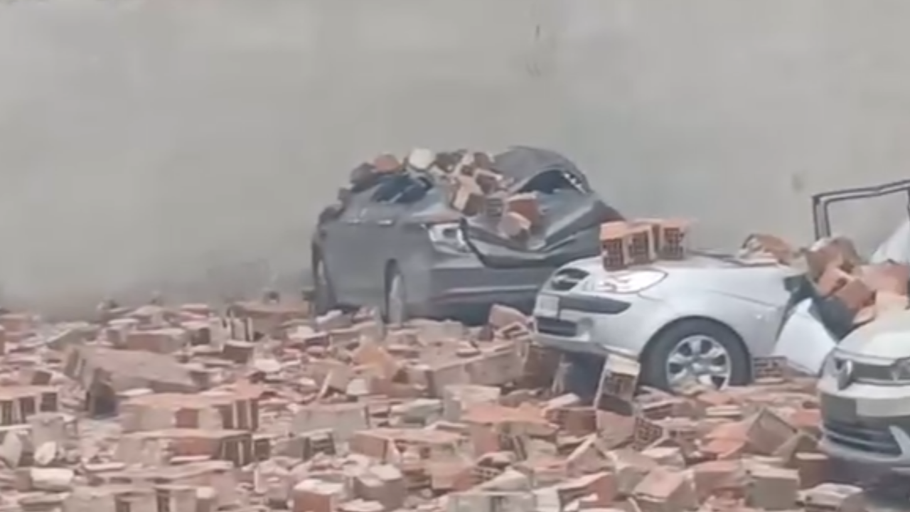 Araçlar Yıkılan Duvarın Altında Kaldı