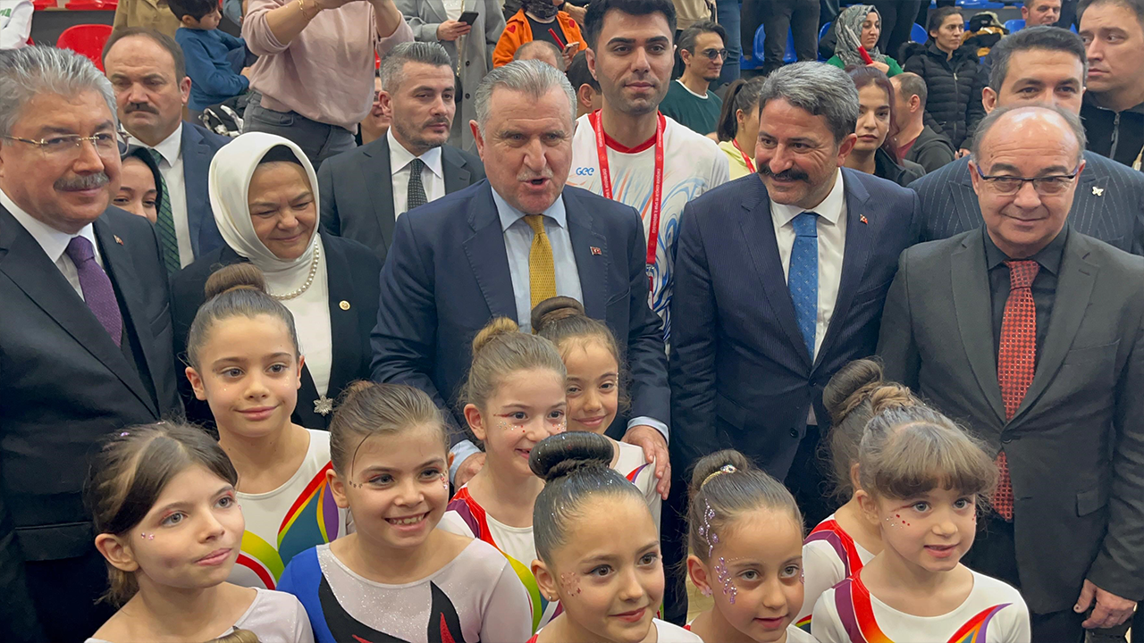 Bakan Bak Minik Sporcularla Buluştu