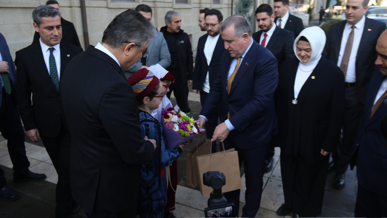 Bakan Bak'a Valilik Önünde Karşılama