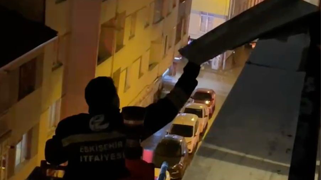 Binadan Sarkan Parça Itfaiye Tarafından Alındı