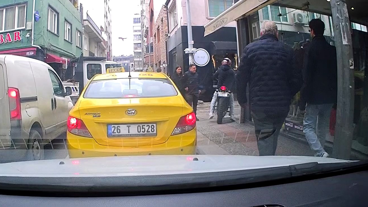 Bir Süre Yayaların Arasında Ilerledi