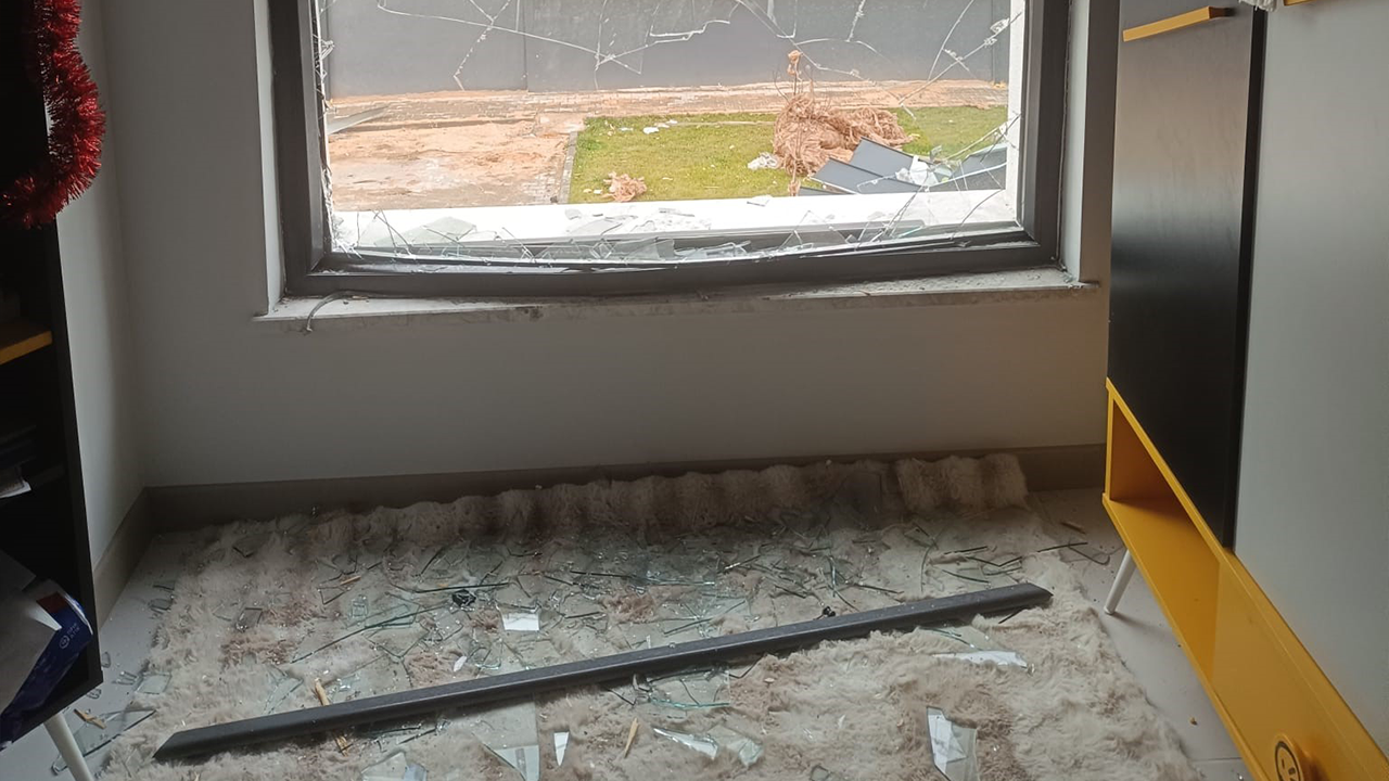 Çatı Parçaları Daireye Girdi