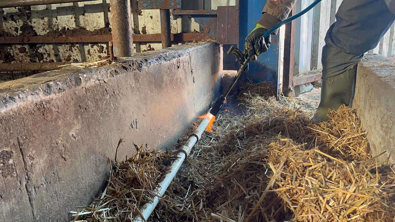 Donan Sular Ateşle Açılmaya Çalışıldı