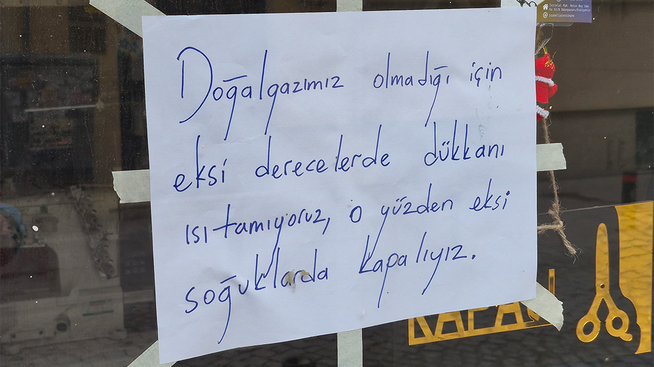Dükkanın Camına Not Yapıştırıldı