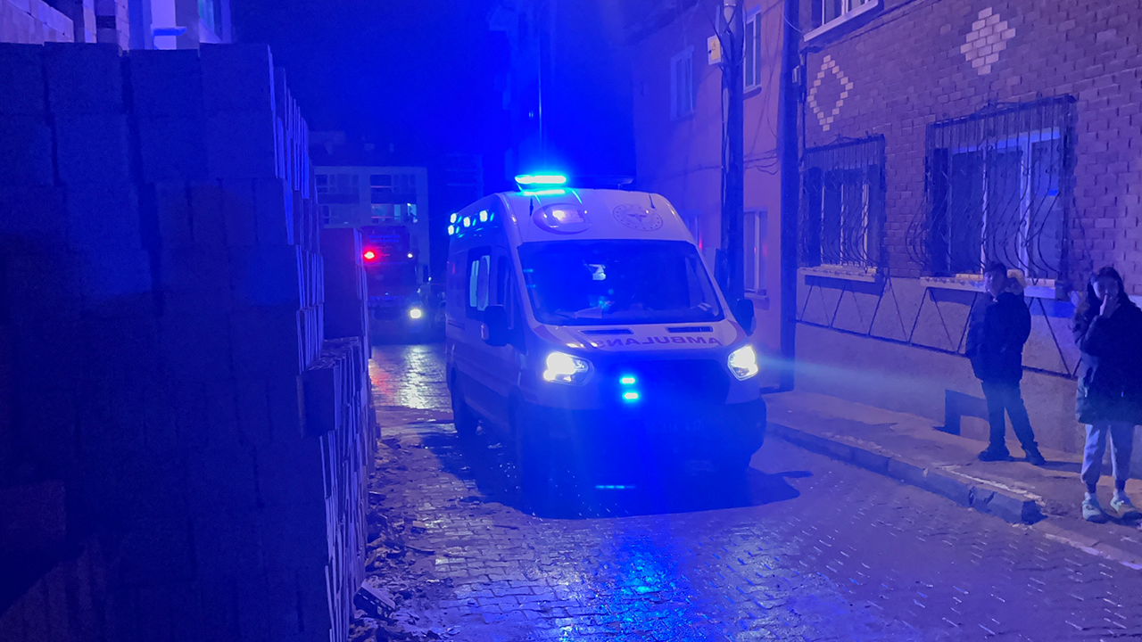 Düşen Şahıs Ambulansla Hastaneye Kaldırıldı