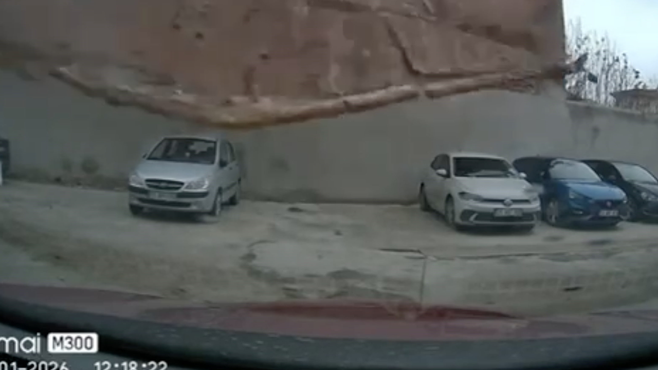 Duvarın Çökme Anı Görüntülendi