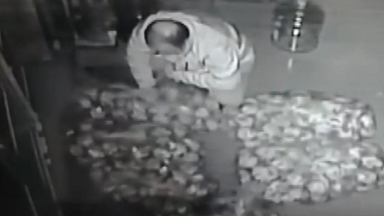 Ekmekleri Gizlice Aldığı Iddia Edildi