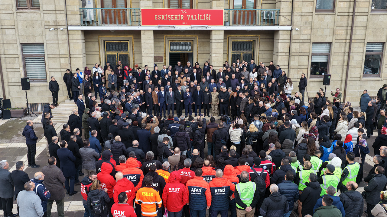 Eski̇şehi̇r Halki Vali̇ Aksoy'u Uğurladi