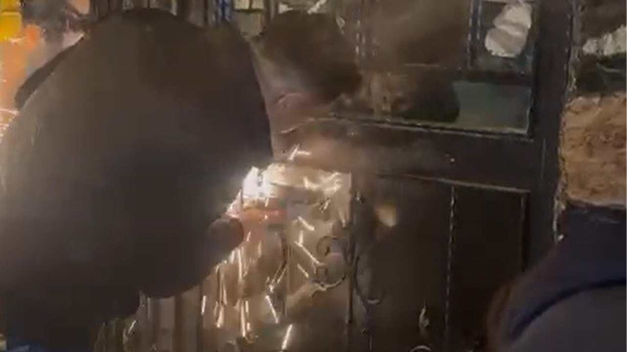 Güçlendirilmiş Demir Kapı Kesilerek Içeri Girildi