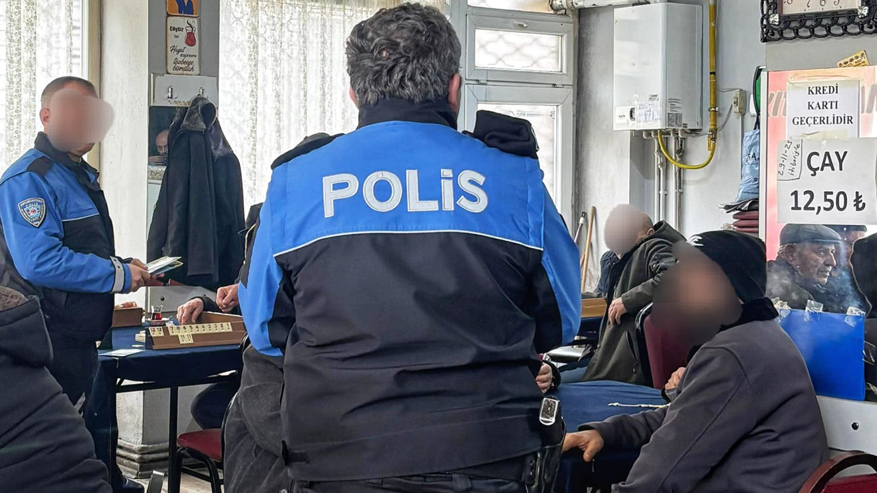 Kalabalık Alanlarda Polisler Bilgilendirme Yaptı