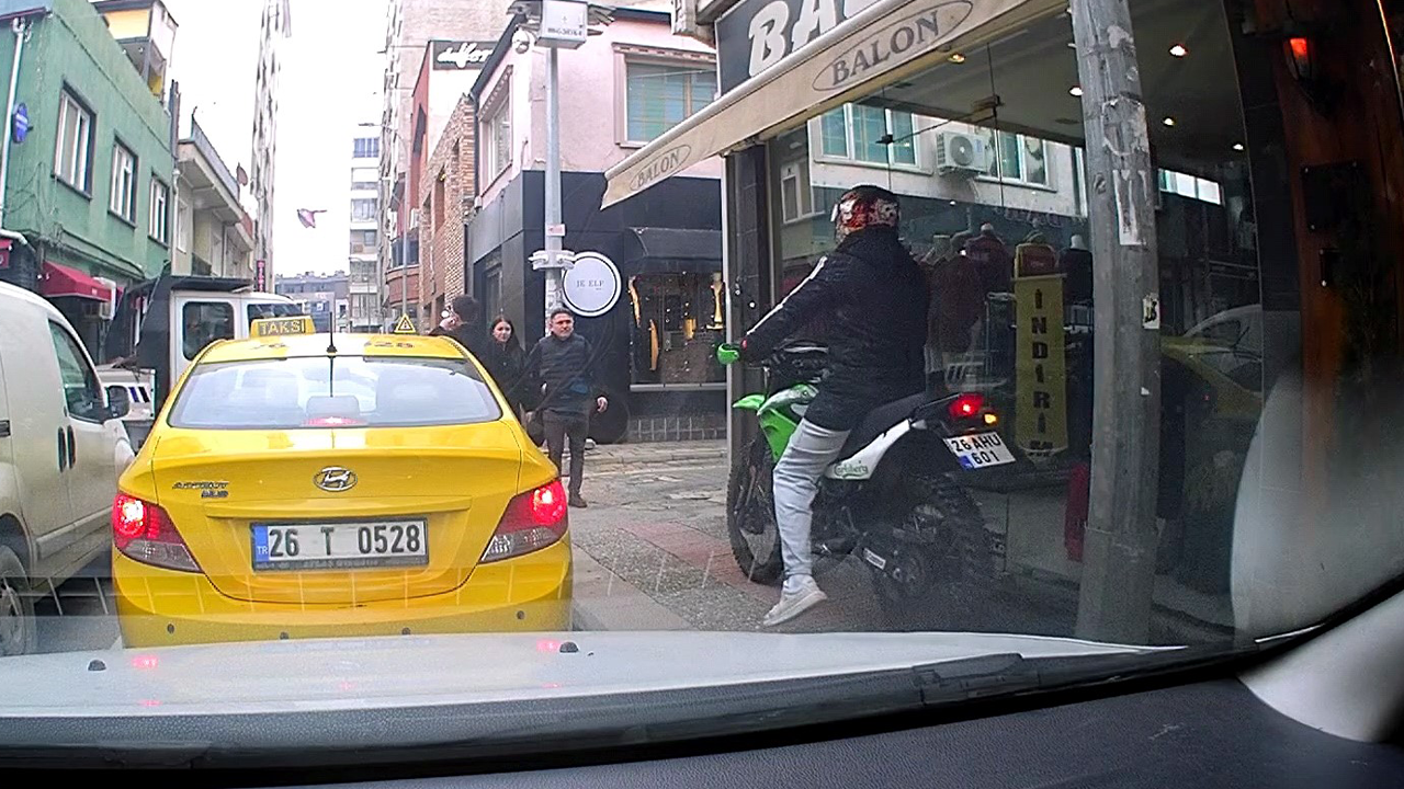 Kaldırımı Kestirme Olarak Kullandı