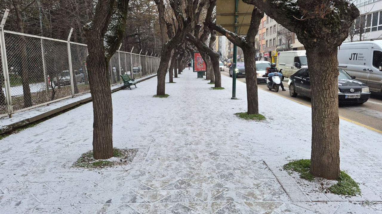 Kaldırımlar Karla Kaplandı