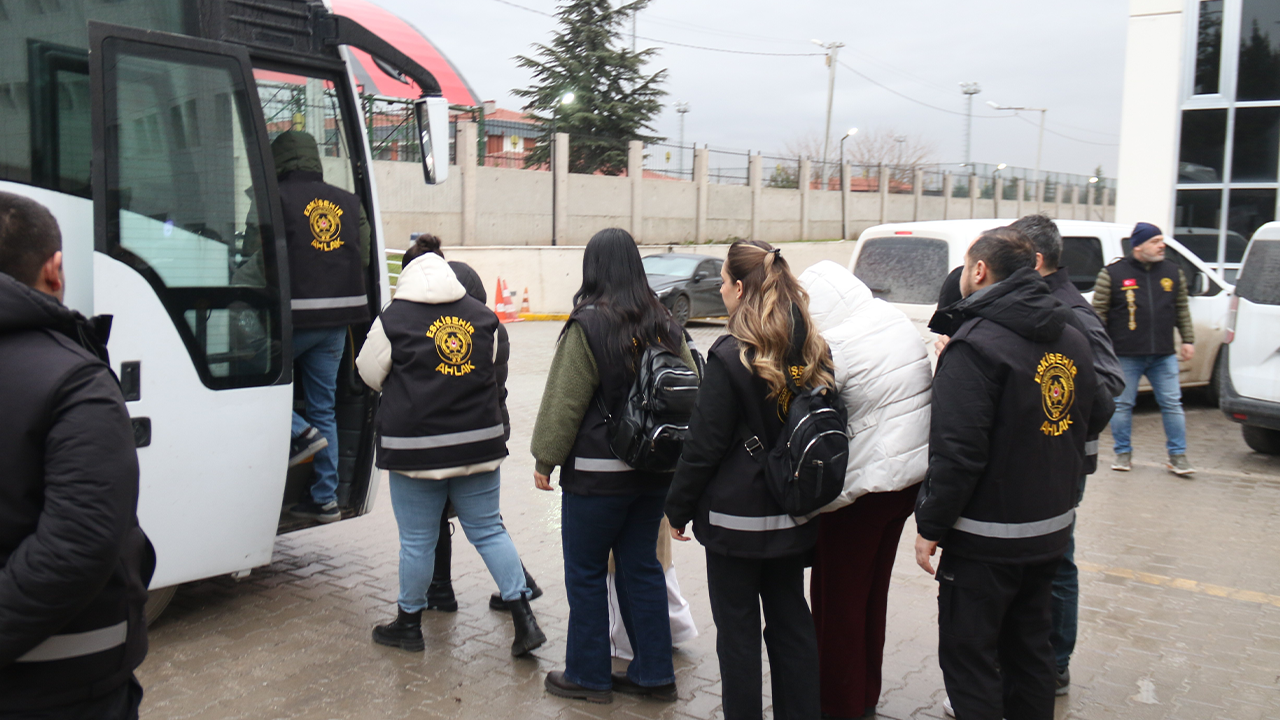 Mağdur Kadinlar Çeteni̇n Eli̇nden Kurtarildi