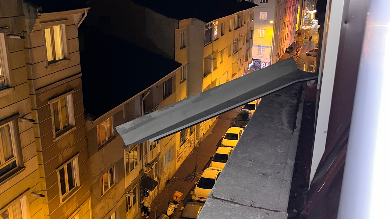 Metal Parça Rüzgarda Tehlike Saçtı