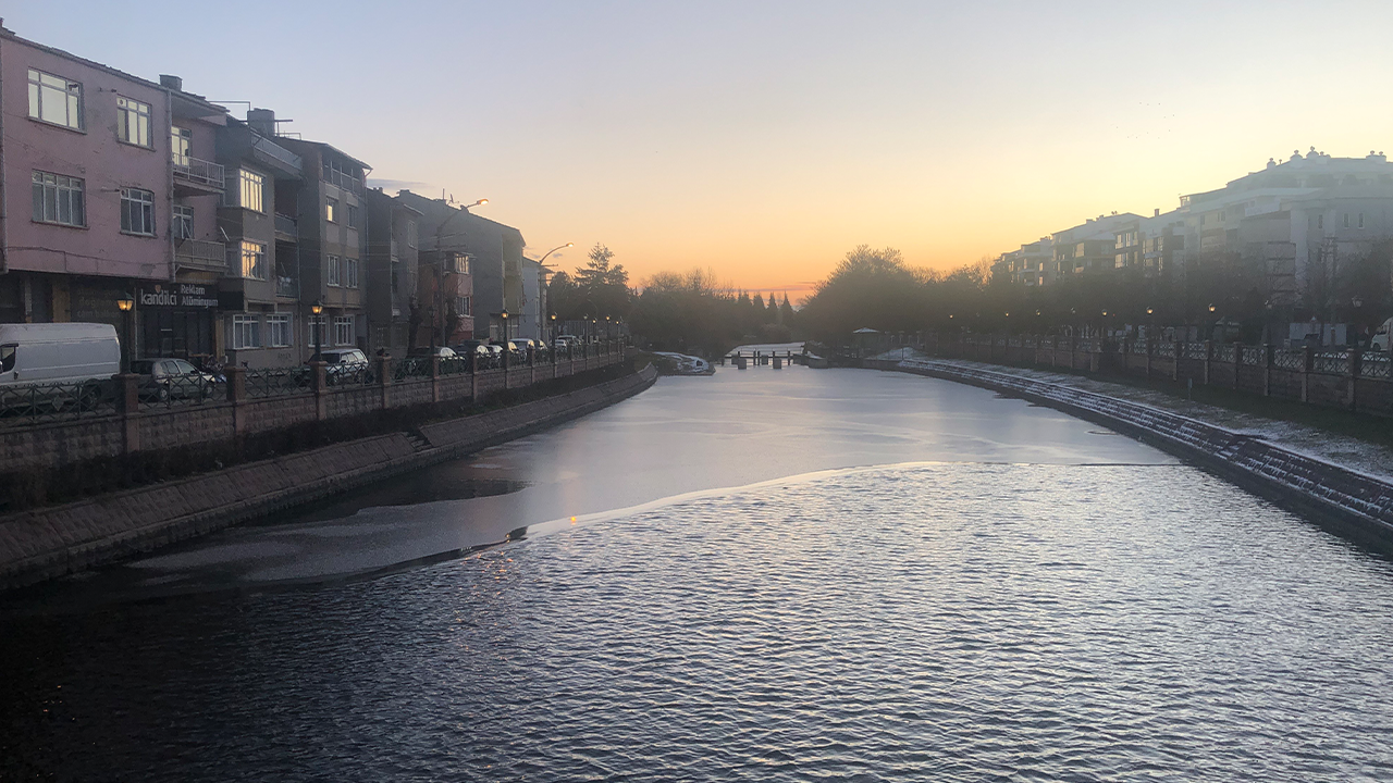 Porsuk Çayının Bir Bölümü Buzla Kaplandı